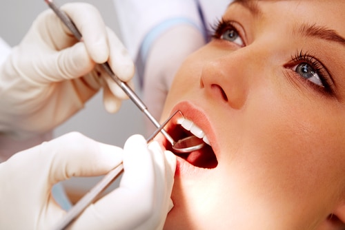 Frauen müssen auf dem Zahnarztstuhl eher zittern, denn ihre Zähne sind häufiger von Karies betroffen als die der Männer