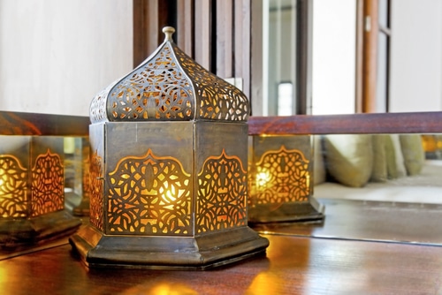 Orientalische angehauchte Windlichter passen perfekt zu einer sommerlichen Tischdeko