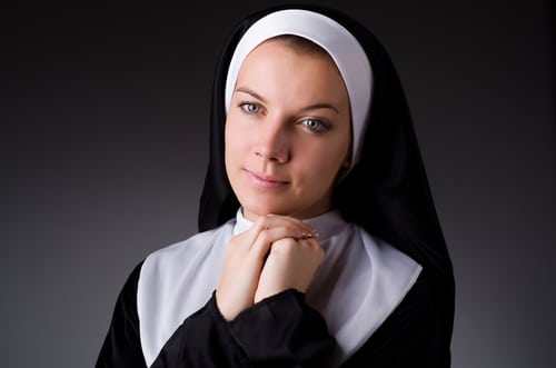 junge Nonne in schwarzer Tracht und weißem Kragen.