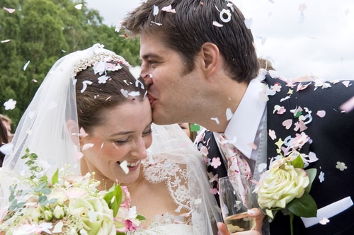 Eine Hochzeit sollte gut, aber nicht zu stressig geplant werden, damit man den Tag schließlich ausgelassen feiern kann.