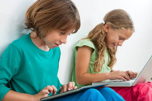 Flink und intuitiv bewegen sich Kinder im Netz - aber auch sicher?