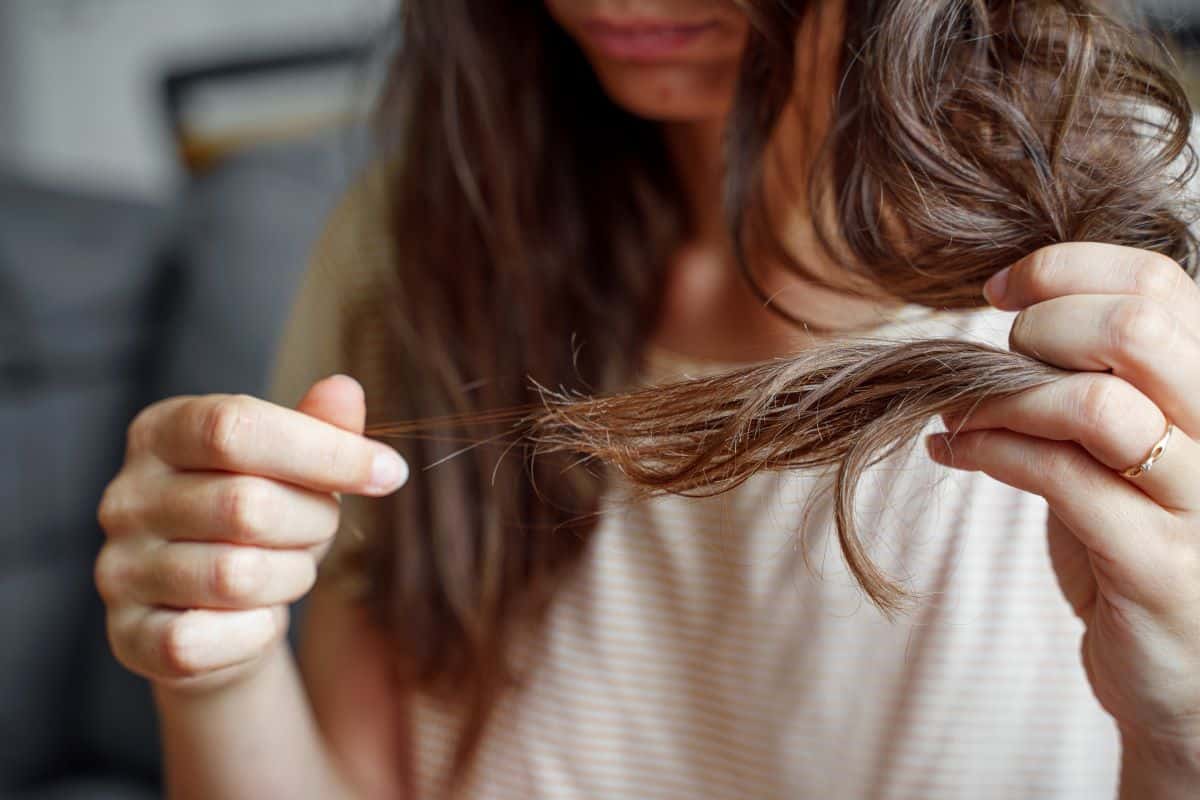 Viele Frauen mit dünnem Haar klagen oftmals über Spliss und andere Probleme