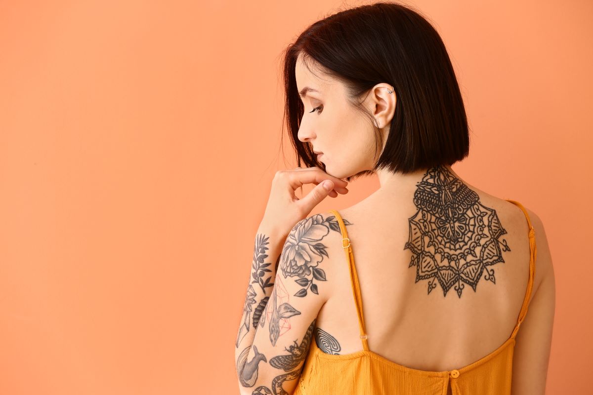 Frau mit symbolischem Tattoo