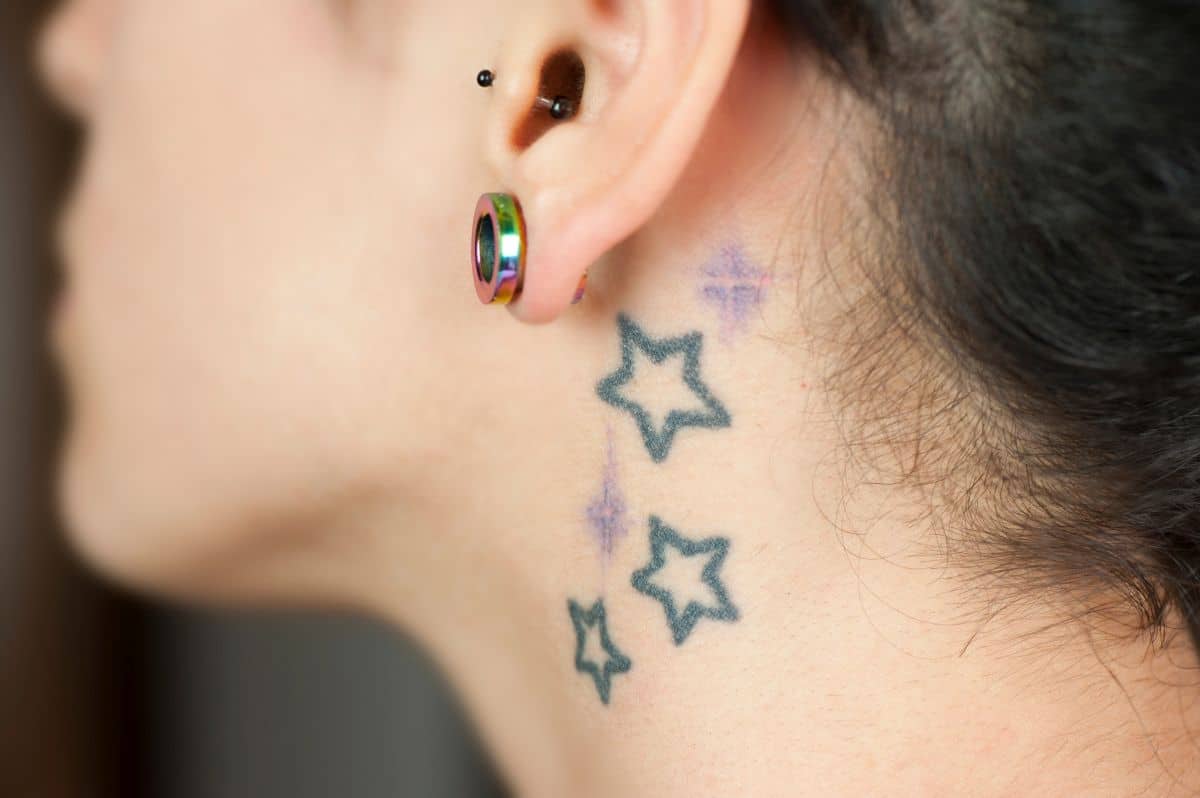 Sterne Tattoo hinterm Ohr